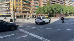 Mor una motorista de 19 anys en un accident amb un camió a les Corts