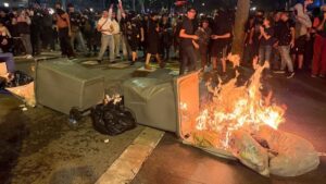 13 detinguts en els greus aldarulls al centre  després de la manifestació per l’habitatge | VÍDEO