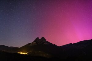 El cel vermellós il·lumina la nit en alguns punts de Catalunya