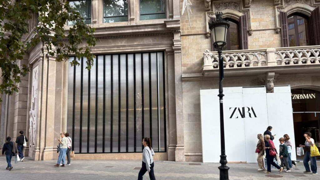 Els comerços del passeig de Gràcia es blinden per la convocatòria d'aldarulls de dissabte | aldarulls, avinguda del Portal de l'Àngel, botigues, passeig de Gràcia