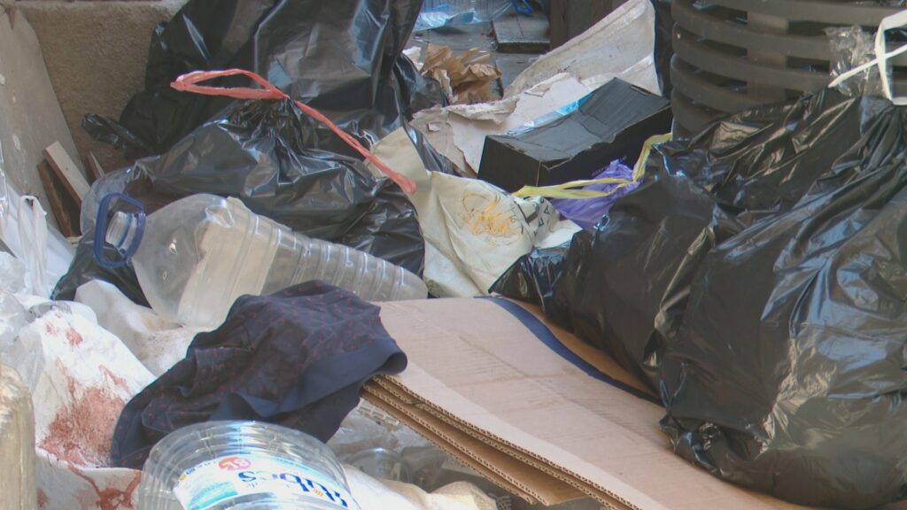 El Raval no termina de limpiar: "Recogen la basura, pero los residuos se acumulan en las calles" | Barrios, contenedores, falta de civismo, limpieza, quejas vecinales
