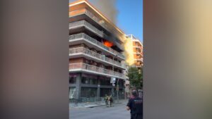 Mor un home en un incendi en un pis al districte de Sants-Montjuïc