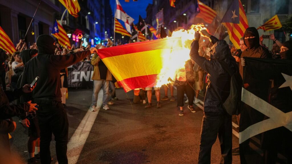 manifestació 9 anys referèndum 1 d'octubre crema bandera espanyola