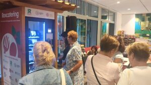 La màquina expenedora més singular de Sant Antoni: àpats del mercat i de l’escola per un euro