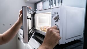Quan s’ha de canviar el microones? Pot ser perillós?