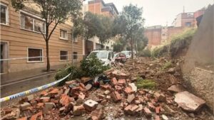 Les pluges torrencials deixen sis famílies evacuades, esllavissades i 30 escoles amb danys