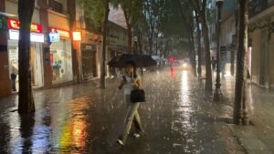 El Meteocat eleva els avisos per pluja intensa: avís vermell a tres comarques i l’Inuncat, en alerta