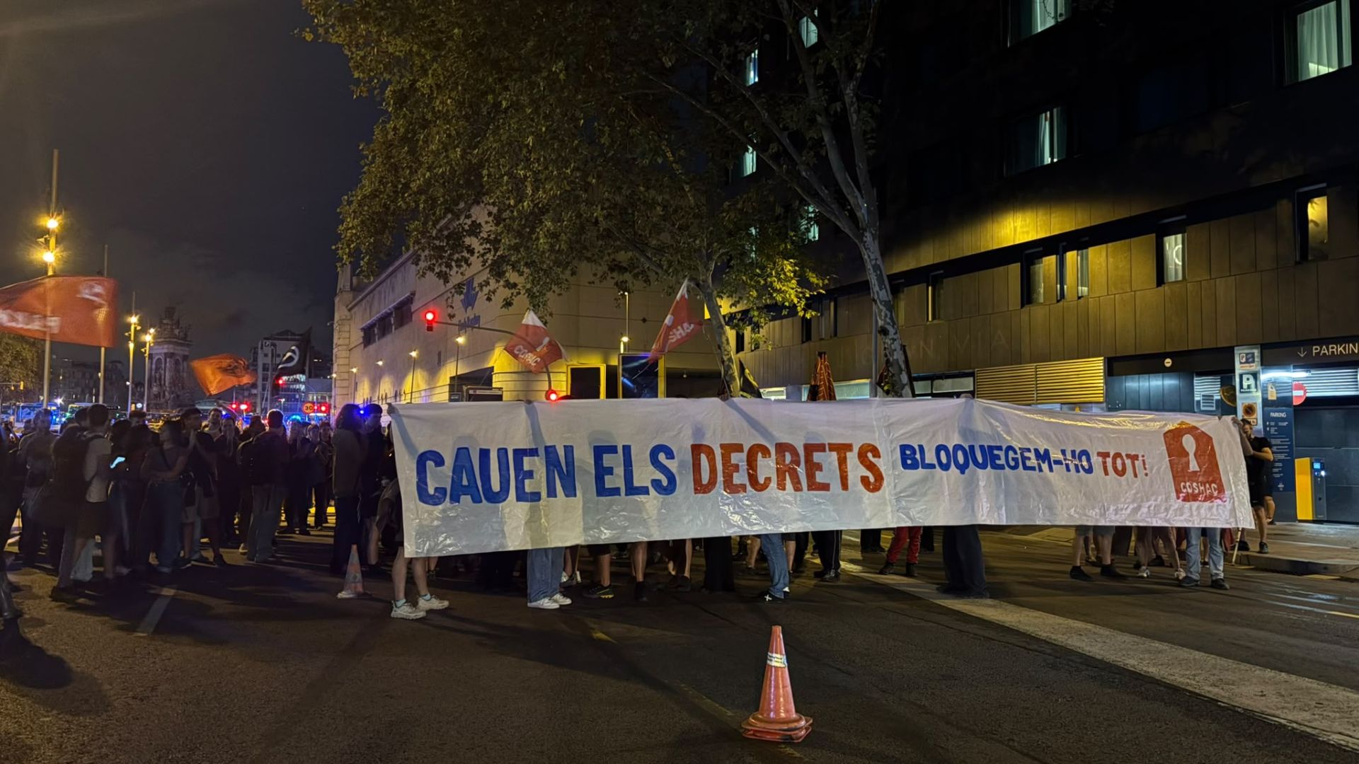 Tall de trànsit a la plaça d'Espanya i la Gran Via per protestar contra la derogació del decret Maricarmen