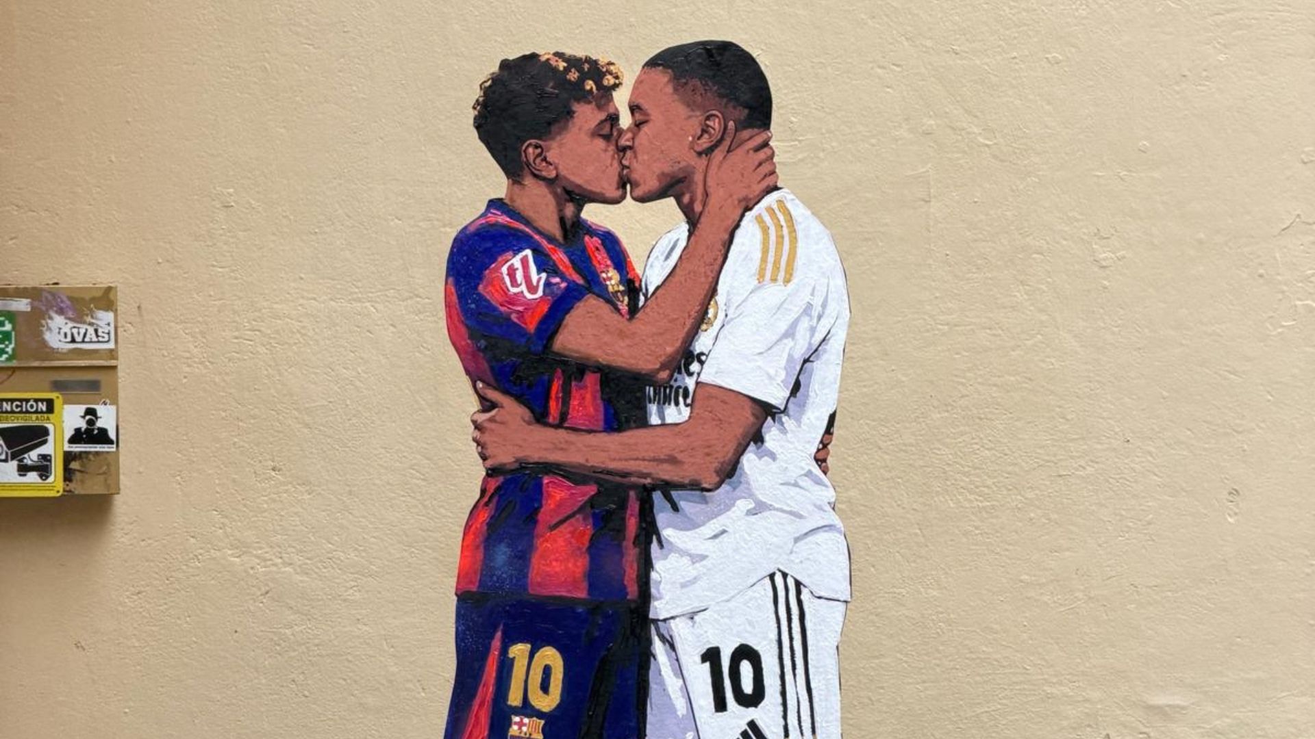 Photo: beteve.cat mural urbà TV Boy petó Lamine Yamal amb Kylian Mbappé Barcelona